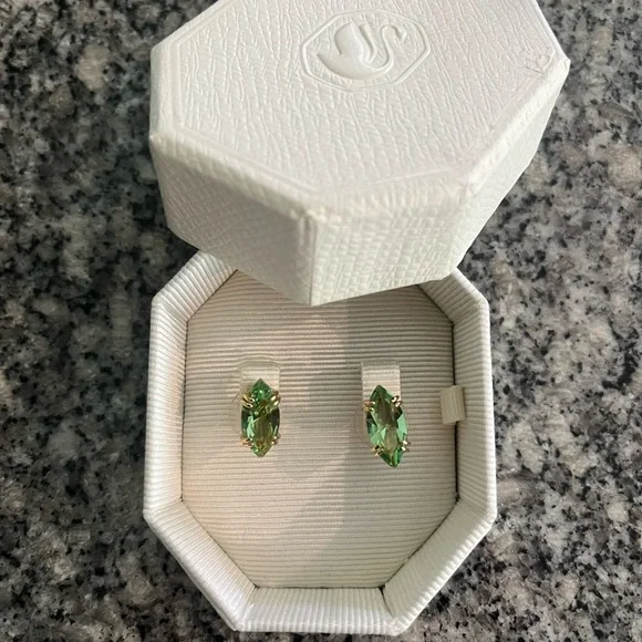 Chic Green Marquise Stud Earrings - Picture 1 of 6